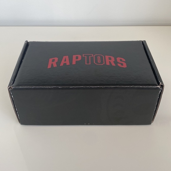 Raptors commemorative glasses for the 2021-22 basketball season & Raptors patch - Picture 3 of 11